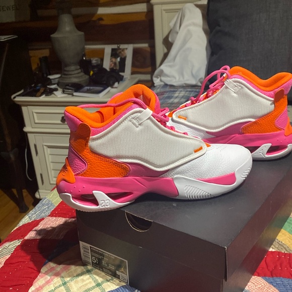Jordan Shoes - Jordan Max Aura 4 (GS) size 5y. It will fit a woman size 6.5. Like new.